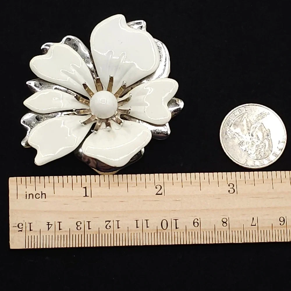 Vintage Sarah Coventry White Enamel Floral Brooch Silver Tone Dimensional‎ Pin